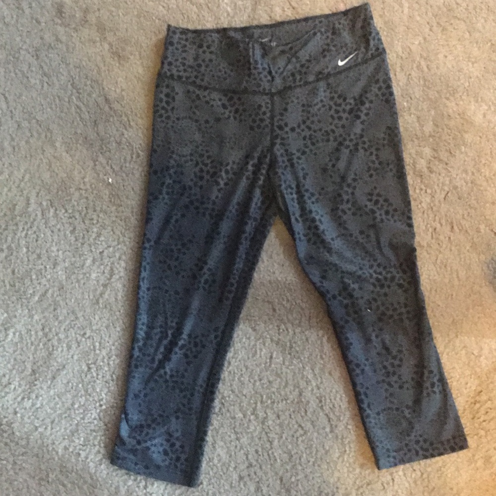 Nike patterned crop leggings